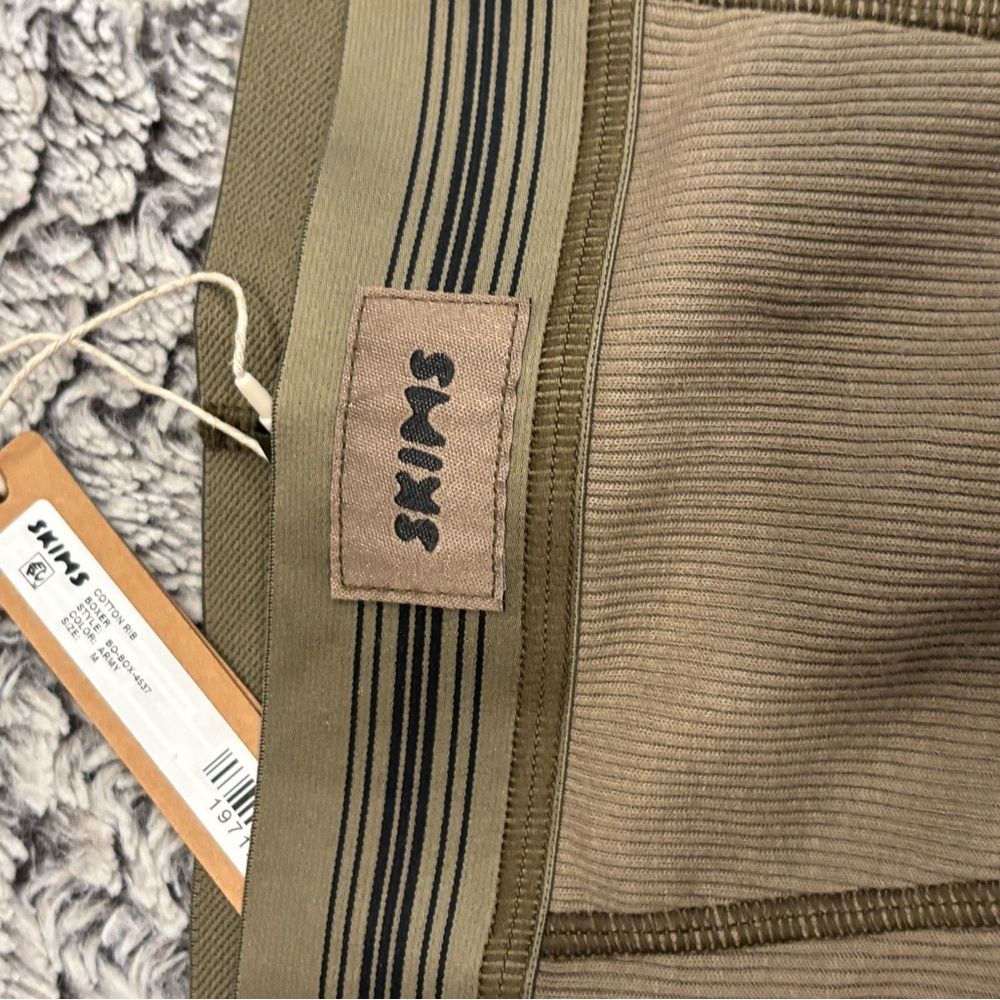 SKIMS Ribbed Olive Green Shorts - Picture 3 of 4